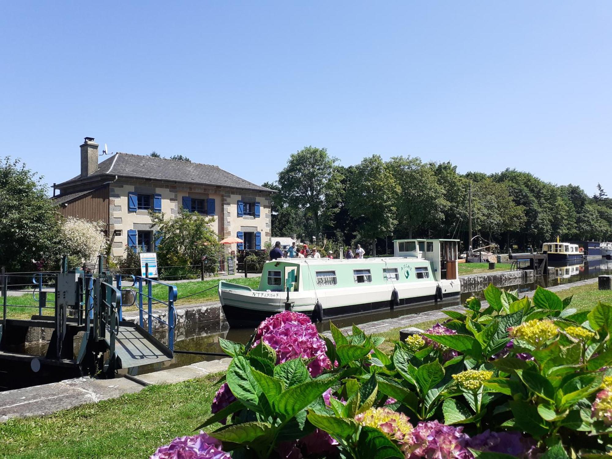 Ille Flottante, Maison Eclusiere Et Hebergements Insolites Sur Le Canal Hédé Eksteriør bilde
